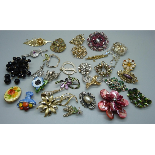 1154 - Thirty costume brooches