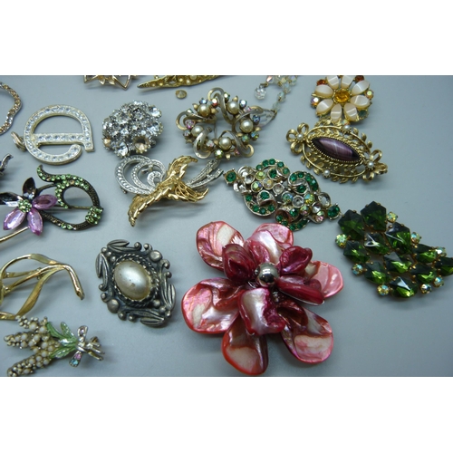 1154 - Thirty costume brooches