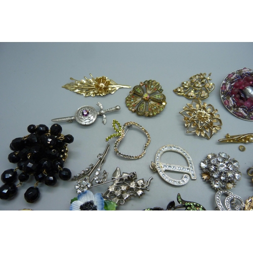 1154 - Thirty costume brooches