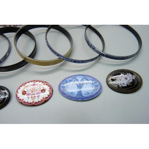 1162 - Twelve Michaela Frey enamelled bangles and four Michaela Frey brooches, some enamel a/f