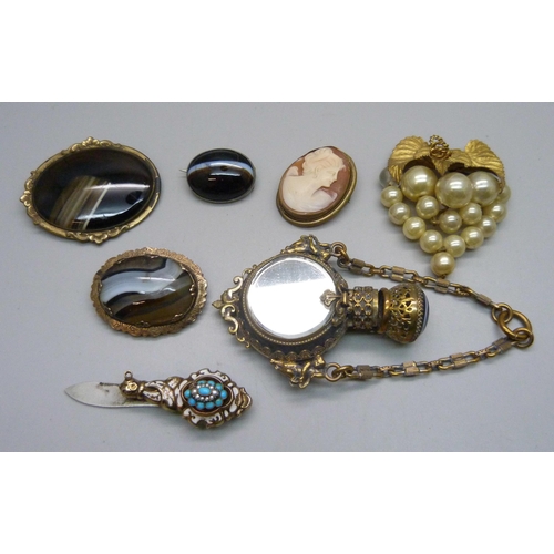 1163 - A collection of brooches, a scent bottle (lid a/f), and a clip