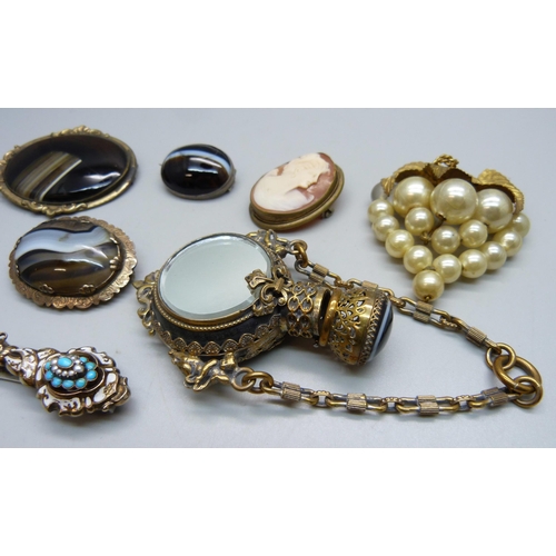 1163 - A collection of brooches, a scent bottle (lid a/f), and a clip