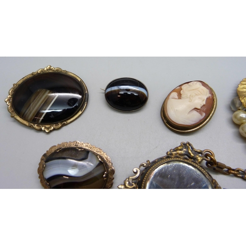 1163 - A collection of brooches, a scent bottle (lid a/f), and a clip