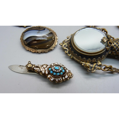 1163 - A collection of brooches, a scent bottle (lid a/f), and a clip