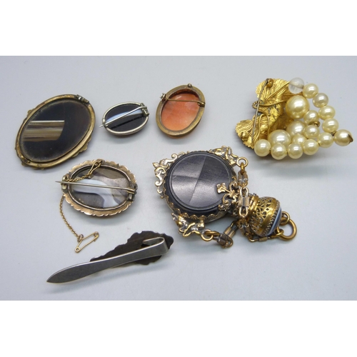 1163 - A collection of brooches, a scent bottle (lid a/f), and a clip