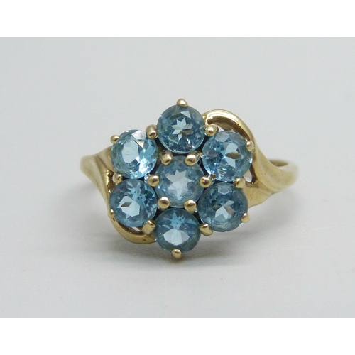 988 - A 9ct gold ring set with a blue spinel cluster, 2.6g, Q