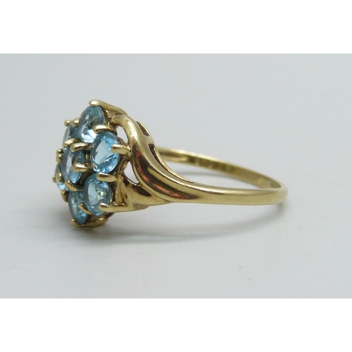 988 - A 9ct gold ring set with a blue spinel cluster, 2.6g, Q