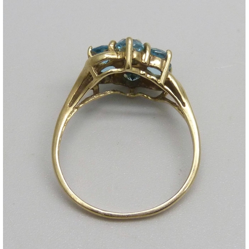 988 - A 9ct gold ring set with a blue spinel cluster, 2.6g, Q