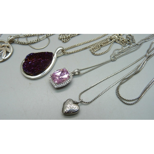 991 - Six silver pendants and chains, 43g