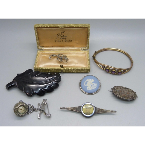 998 - Two silver brooches, a white metal framed Wedgwood plaque, a jet brooch (a/f), a gold plated bangle ... 