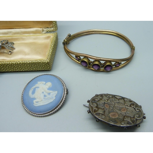 998 - Two silver brooches, a white metal framed Wedgwood plaque, a jet brooch (a/f), a gold plated bangle ... 