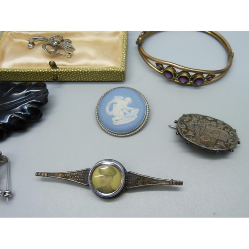 998 - Two silver brooches, a white metal framed Wedgwood plaque, a jet brooch (a/f), a gold plated bangle ... 