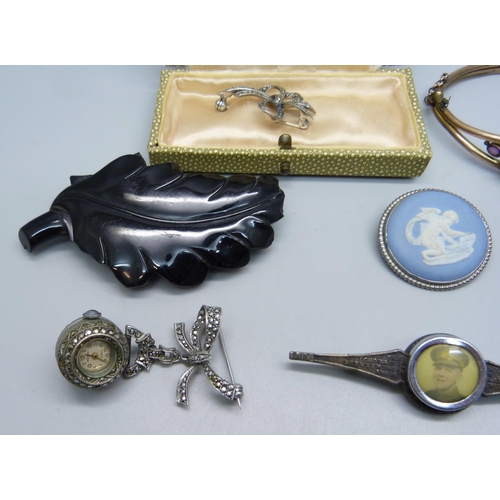 998 - Two silver brooches, a white metal framed Wedgwood plaque, a jet brooch (a/f), a gold plated bangle ... 