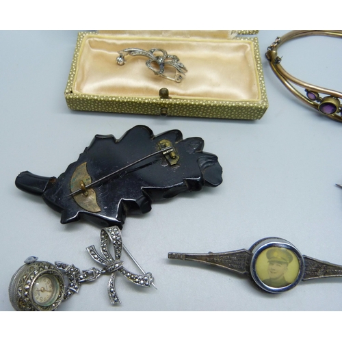 998 - Two silver brooches, a white metal framed Wedgwood plaque, a jet brooch (a/f), a gold plated bangle ... 