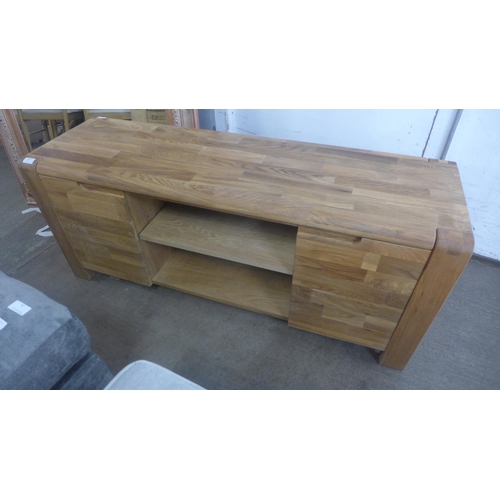 1592 - An oak TV stand