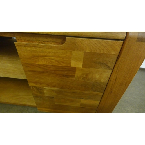 1592 - An oak TV stand