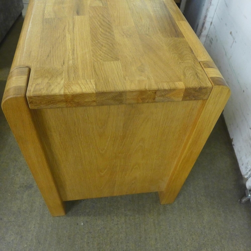 1592 - An oak TV stand