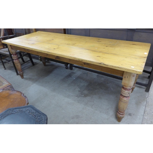 141 - A Victorian style pine farmhouse kitchen table