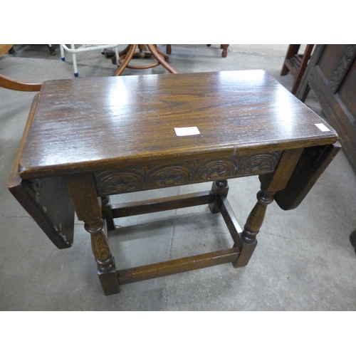 187 - A small oak drop-leaf occasional table