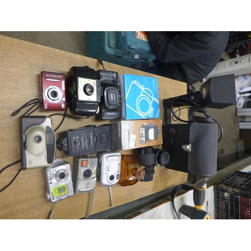 2140 - A box of approx. 11 cameras and flashes, various brands