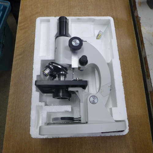 2152 - A Konus college microscope