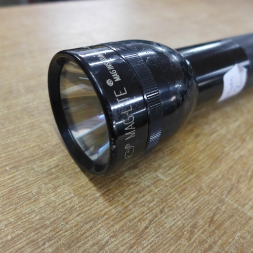 2155 - A Mag Lite torch