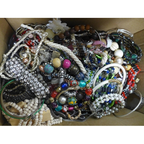 2195 - A box of costume jewellery