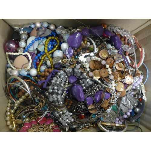 2199 - A box of costume jewellery