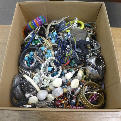 2200 - A box of costume jewellery