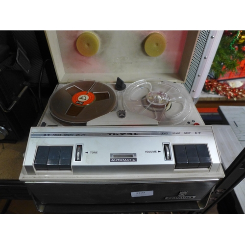 2203 - A Grundig Deluxe reel to reel player (model:- TK23L)