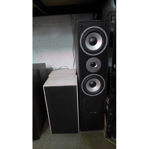 2225 - Two large Hyundai speakers and two Ultra White speakers (model:- 64537)