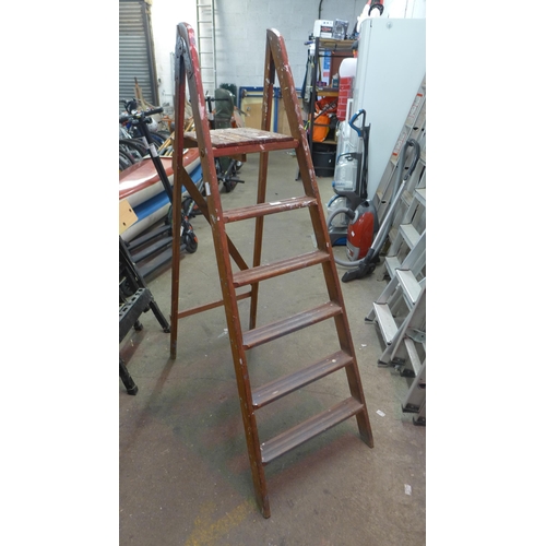 2243 - A 6-rung 1930s wooden stepladder