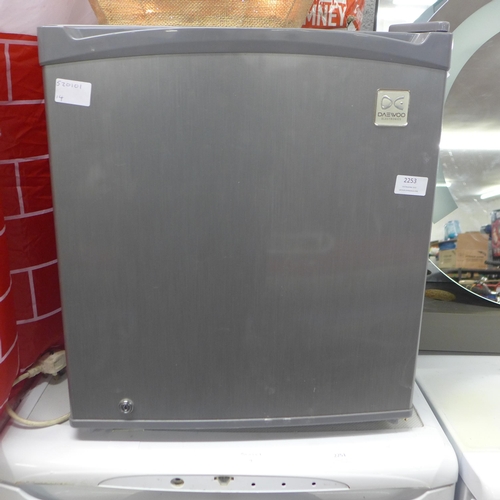 2253 - A Daewoo FR-061SCK mini counter top refrigerator