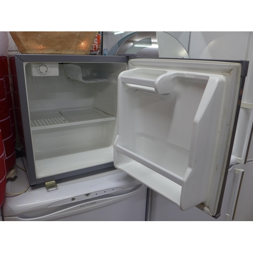 2253 - A Daewoo FR-061SCK mini counter top refrigerator