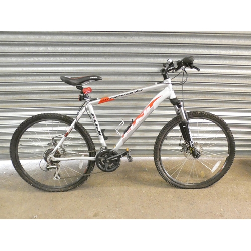 2269 - A Fuji Nevada 3.0 custom alloy front suspension double disc men's mountain bike