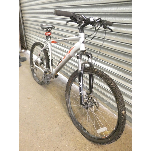 2269 - A Fuji Nevada 3.0 custom alloy front suspension double disc men's mountain bike