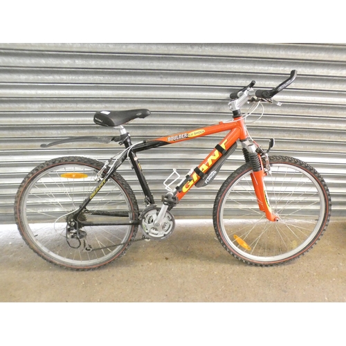 2271 - A Giant Boulder Sport Series Alushock front suspension mountain bike