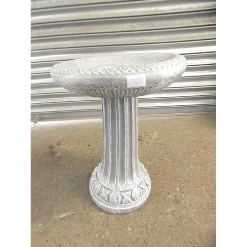 2296 - A stone effect bird bath