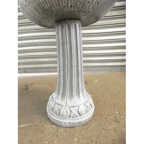 2296 - A stone effect bird bath