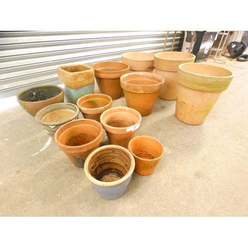 2303 - 14 Terracotta plant pots