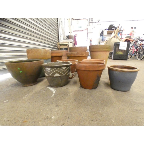 2303 - 14 Terracotta plant pots