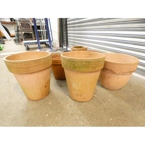 2303 - 14 Terracotta plant pots