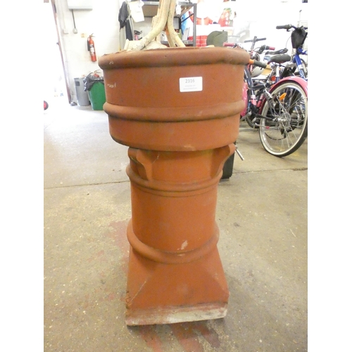 2316 - 3 Assorted terracotta chimney pots