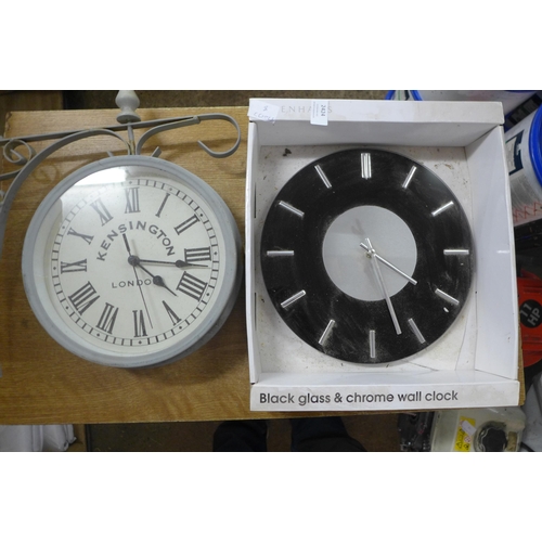 2424 - An indoor/outdoor clock