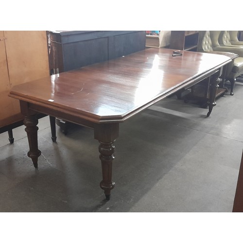 132 - A Victorian walnut extending dining table