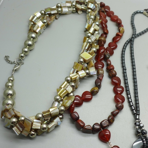 895 - A collection of necklaces