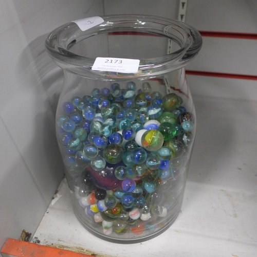 2122 - A large glass jar of marbles