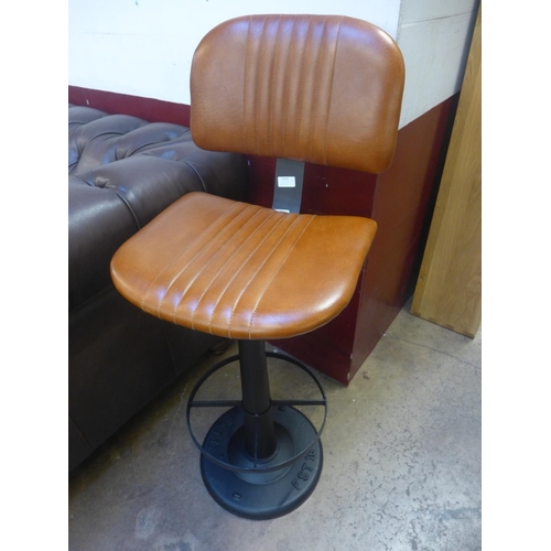 1418 - A leather bar stool