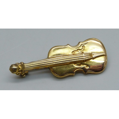 1004 - A 9ct gold violin brooch, 1.6g, 3.2cm