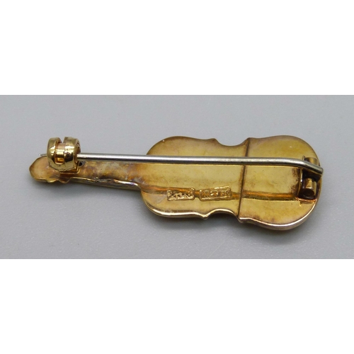 1004 - A 9ct gold violin brooch, 1.6g, 3.2cm